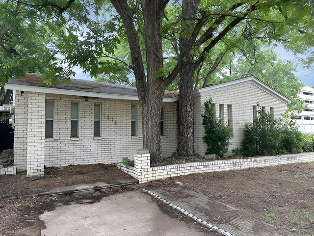 1915 Prairie View Dr — Arlington Park Estates