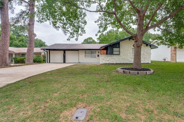 2209 Hackberry Dr — Clover Park Add
