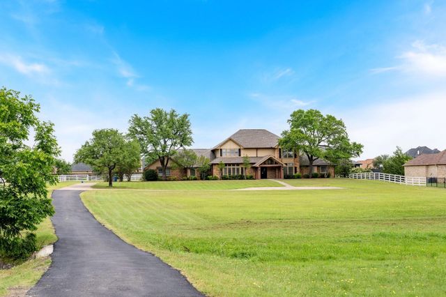 915 W Pleasant Run Rd — Woodhill Estates