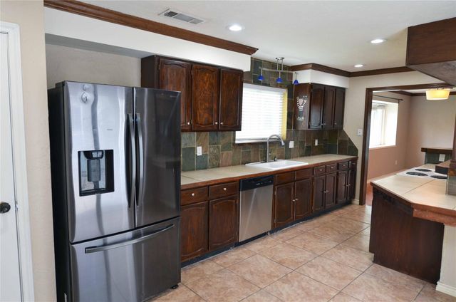 2406 Redbrook Ct — Springridge Add