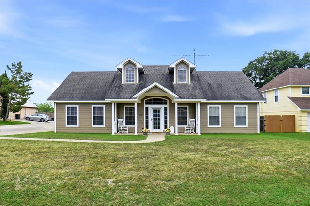 207 Bonita Dr — Laguna Vista Ltd