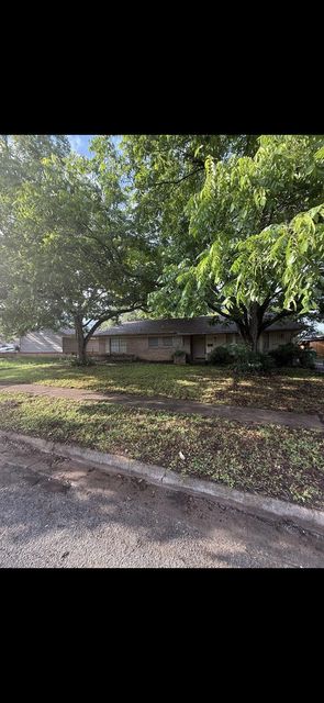 710 Valley View — College Oaks