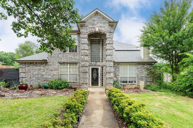 829 Woodridge Dr — Bentley Village Add