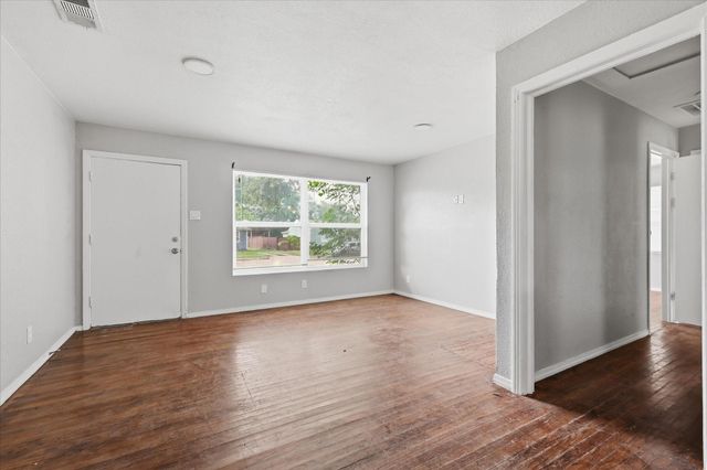 1310 Stone Dr — Oakwood