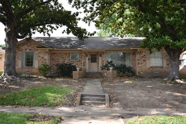9944 Greenfield Dr — Lake Ridge Estates