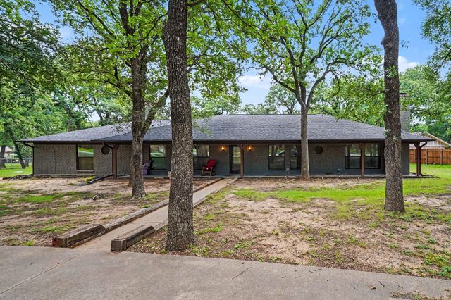 1908 Thousand Oaks Dr — Village Creek Estates Addition