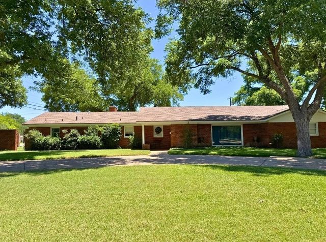 1401 Woodridge Dr — River Oaks
