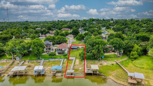 1028 W Lake Dr — Lake Weatherford