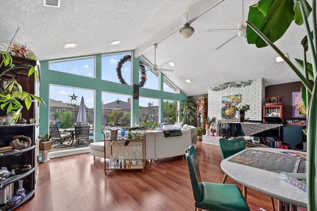 10015 Chimney Hill