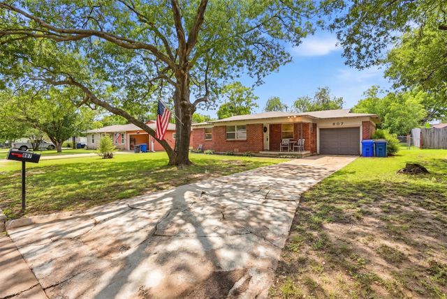 807 Elizabeth Blvd — Meadow Heights