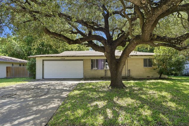 1029 Usher St — Benbrook Lakeside Add