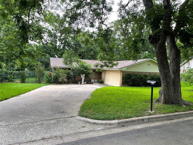 411 Brookwood Dr — Passmore