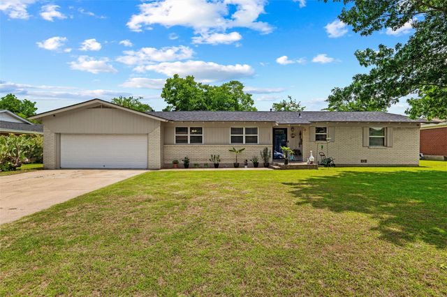 1213 Park Center St — Benbrook Lakeside Add