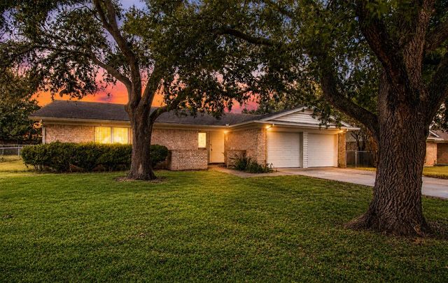 1216 Bryant St — Benbrook Lakeside Add