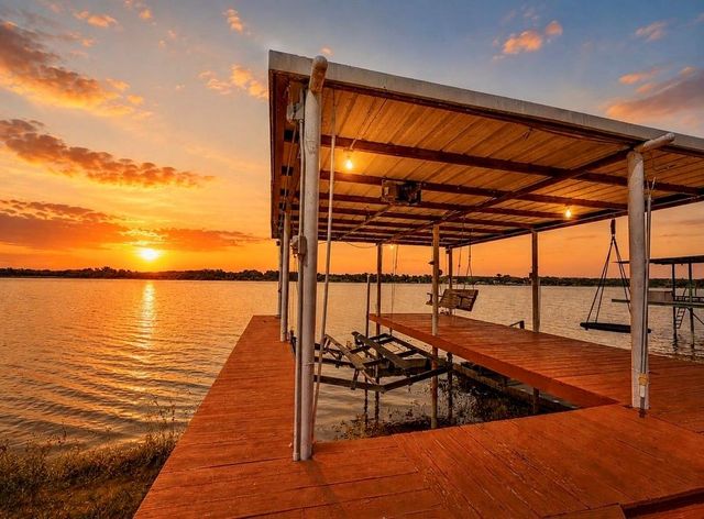 1152 W Lake Dr — Lake Weatherford