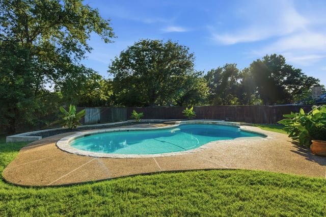 8516 Crestview Dr — Stonybrooke Add