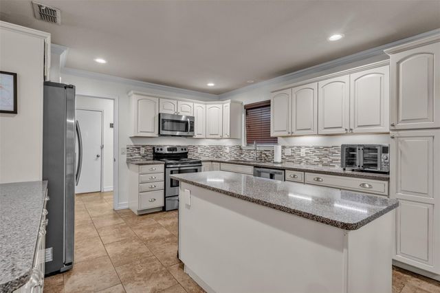 213 King Arthur Dr — Briarwood IV