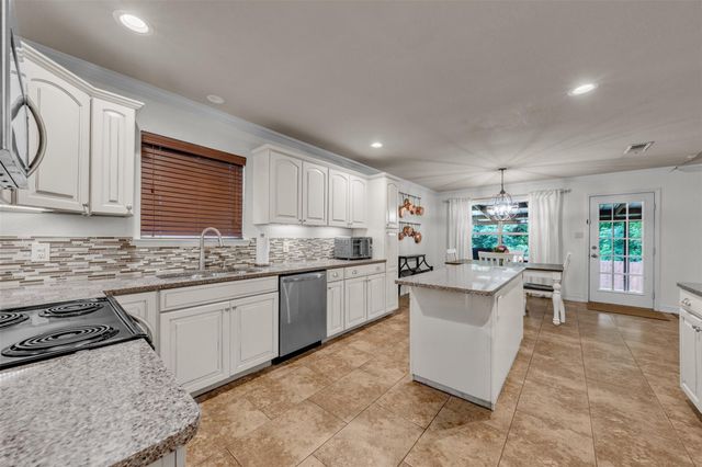 213 King Arthur Dr — Briarwood IV