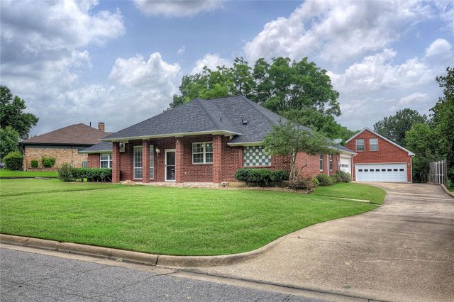 900 River Oaks Dr — River Oaks Estates Sec 1