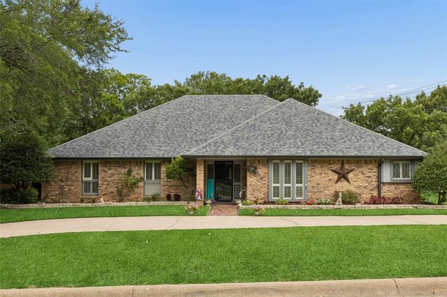 2430 Turtle Creek Dr — Turtle Creek S Add Sec 3