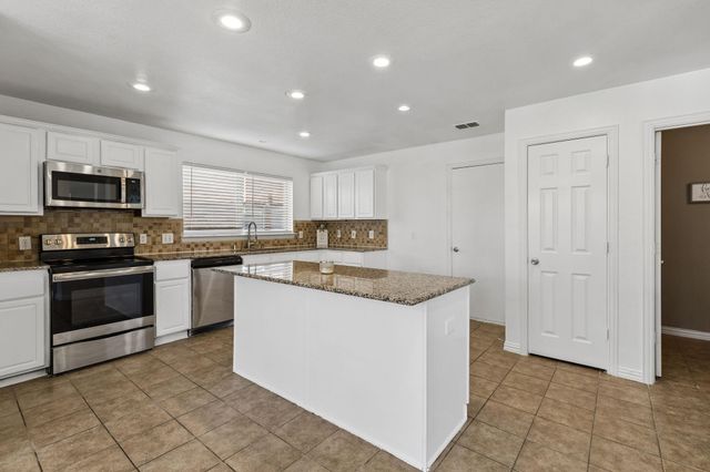 301 Highland Park Ln — Woodbridge Ph 12