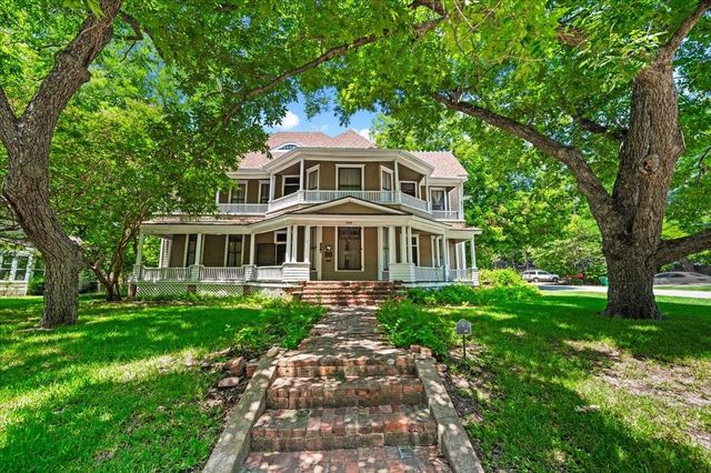 200 S Hawkins St — Town