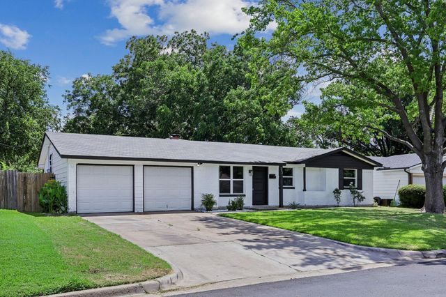 232 NW Jayellen Ave — Southwest Village