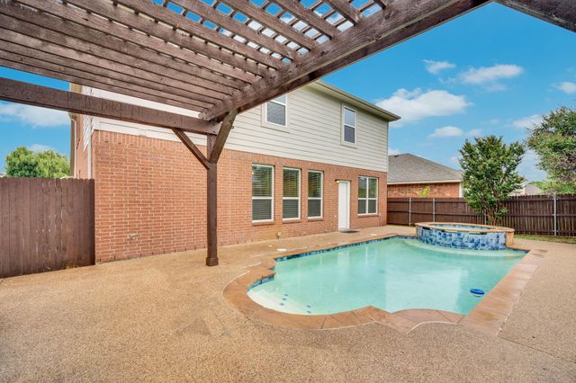 1113 Skylark Dr — West Bend South