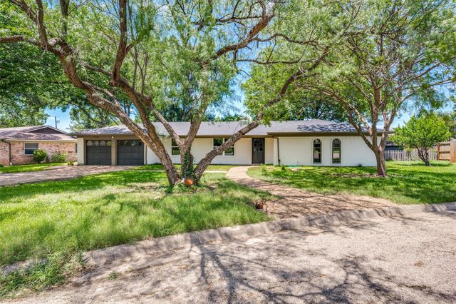 1113 Heather Ct — Cedar Square