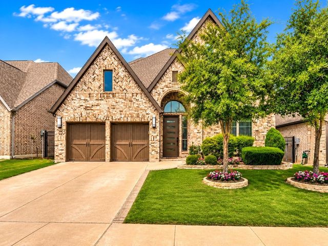 730 Dover Dr — Lakewood