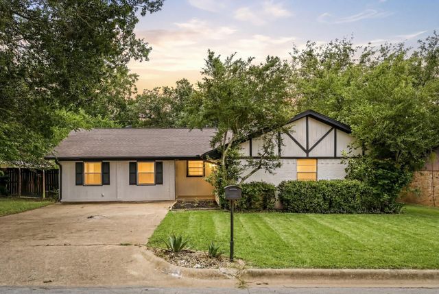 1213 Vivienne St — Rolling Valley