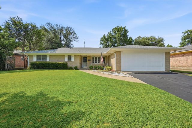 1712 Oakhill Dr — Western Hills Add Sec 3