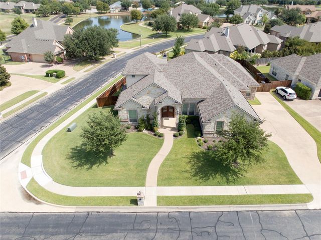 1100 Wessex Dr — Village At West River LK