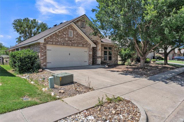 1321 Lauren Ln — Lake Forest