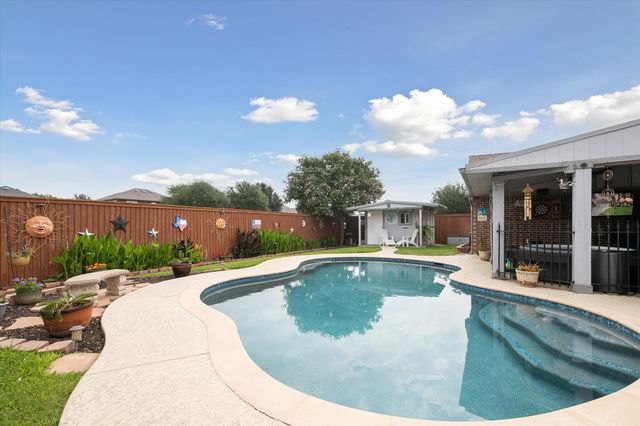 568 Willowview Dr — Courts Of Willow Creek Add