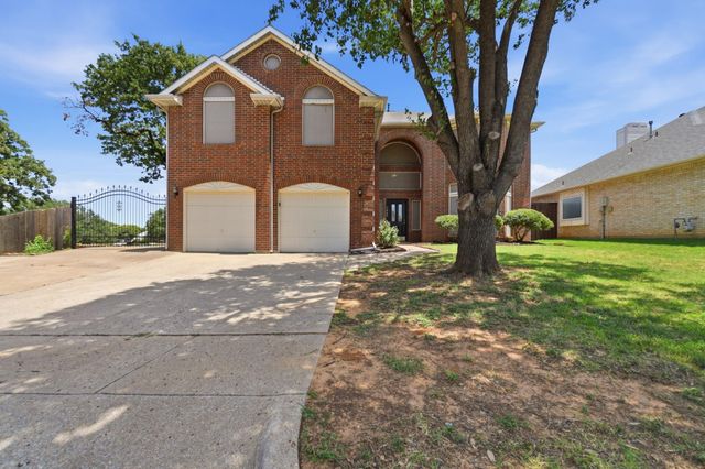 7840 Clover Leaf Dr — Ember Oaks Add