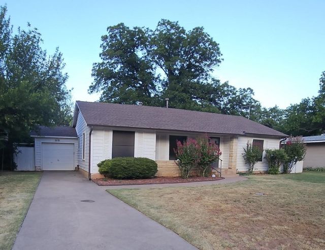 1141 Westridge Dr — Elmwood West