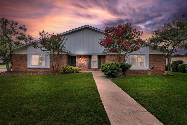 5501 Wood View St — Holiday West Add