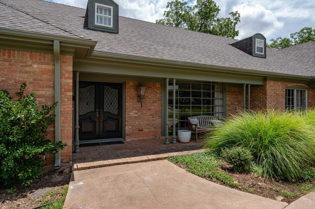1825 Elmwood Dr — River Oaks