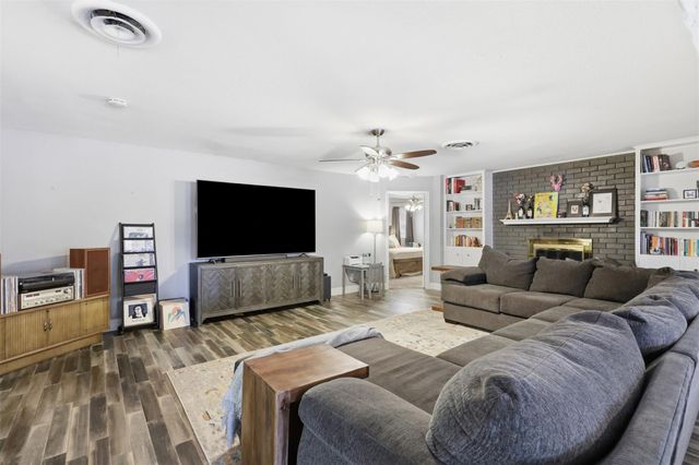 1308 W Redbud Dr — Hurst Hills Addition