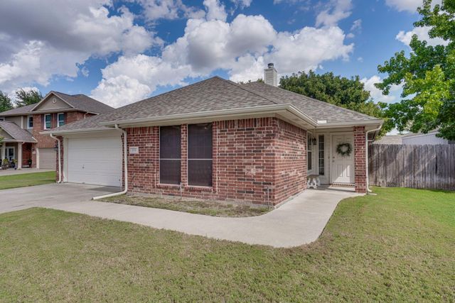304 Mary Kay Ct — Heberle Estates Add