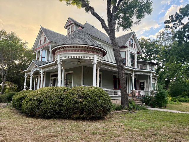 221 E Bridge St — Original Town