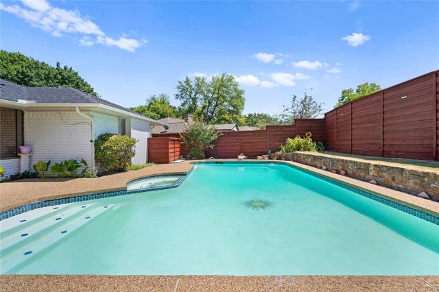 1315 Winding Brook Dr — Meadow Brook Estates