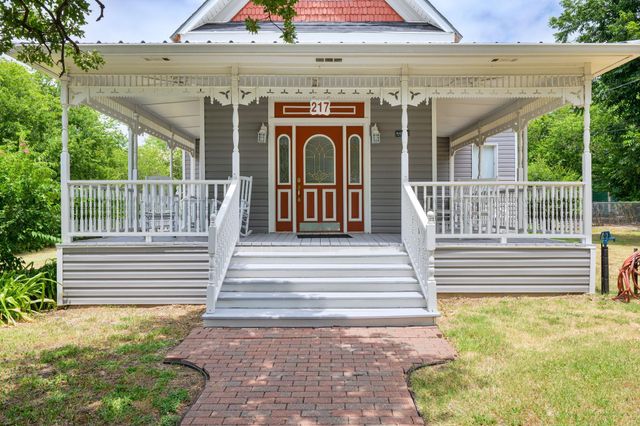 217 E 1st St — Soward & Dugan