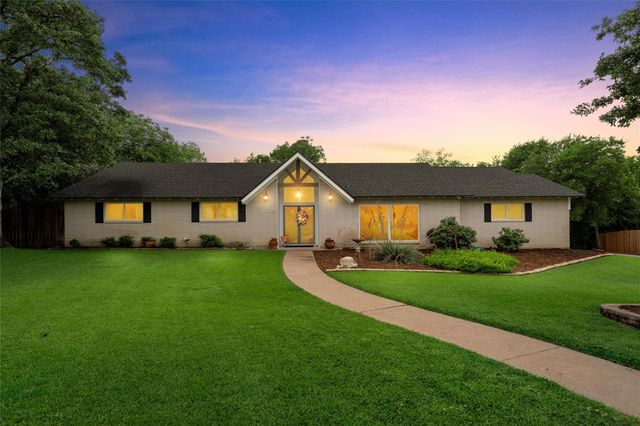 1124 Sierra Dr — Woodland West