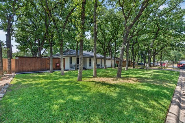 1317 W Redbud Dr — Hurst Hills Add