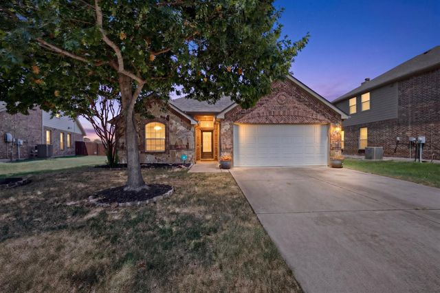 1336 Shelley Dr — West Bend South