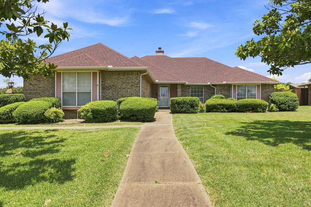 1121 The Meadows Pkwy — North Meadows