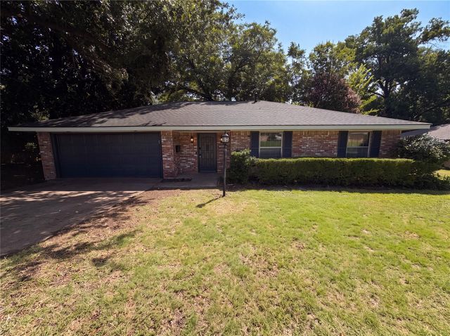 304 Brook Hollow Dr — Brook Hollow Estates