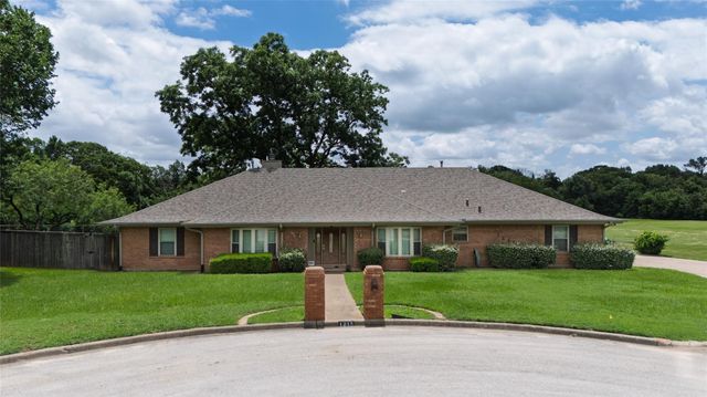 1215 Oakwood Trl — Continental Park Estates Add